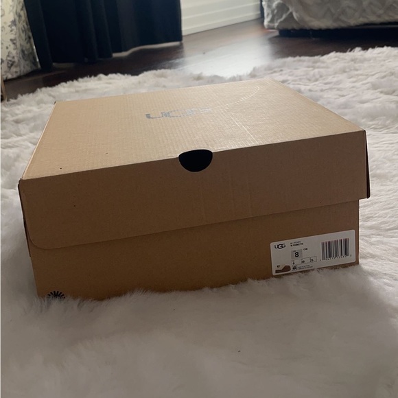 FUNKETTE UGGS - Picture 2 of 4